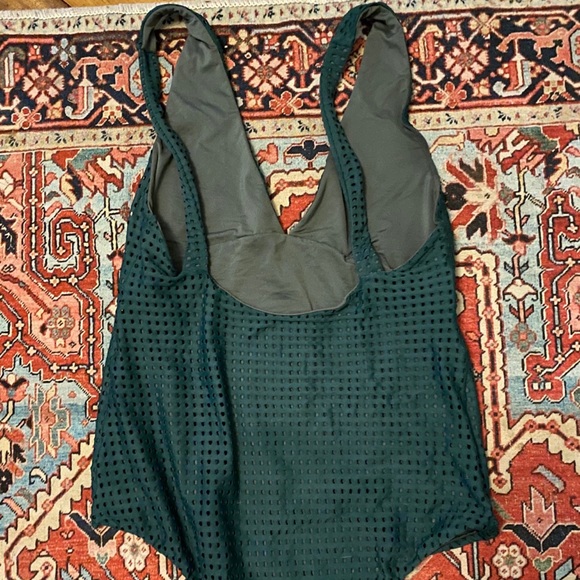 Acacia one piece - Picture 2 of 2